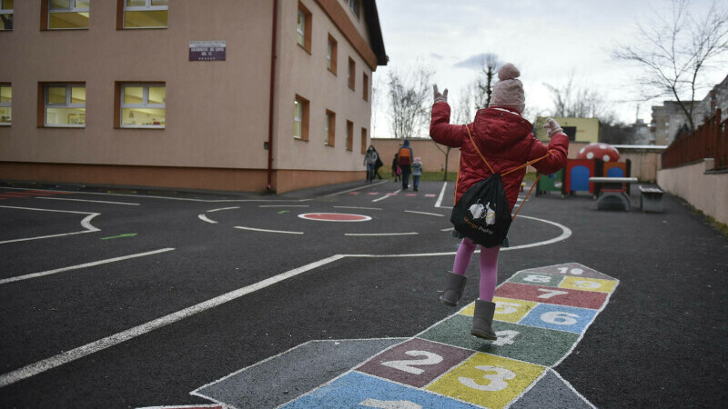 copil in curtea scolii