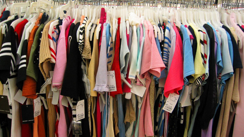 design Brace explosion Reduceri de sezon. Zeci de umerase din marile magazine sunt ocupate de haine  de vara - Stirileprotv.ro