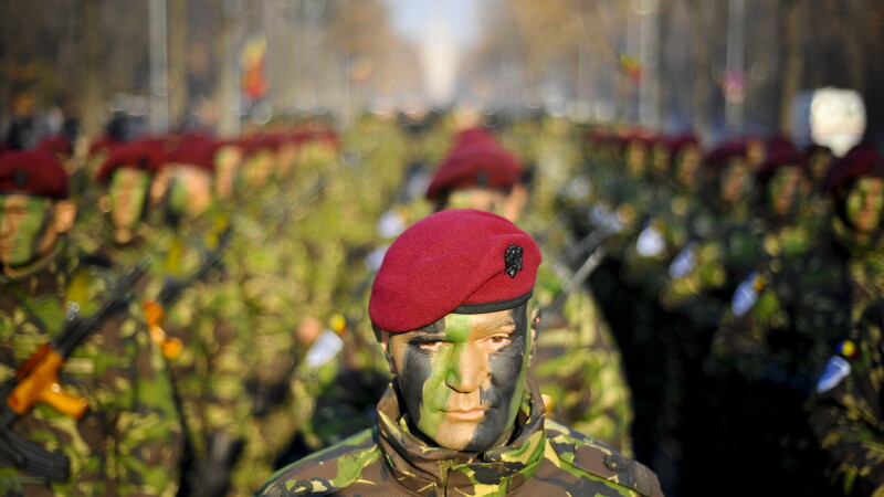 Soldati ai Brigazii de Informatii Militare 'Maresal Alexandru Averescu' a Armatei Romane participa la parada militara organizata cu ocazia Zilei Nationale a Romaniei, joi, 1 Decembrie 2011.