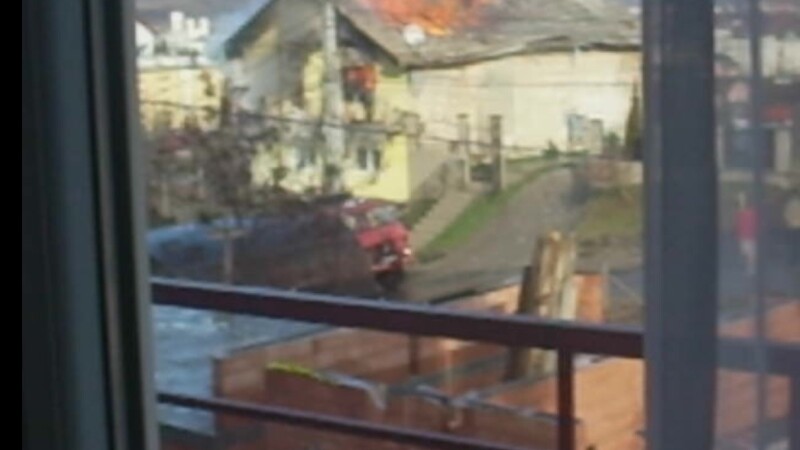 O familie din Dej a ramas pe drumuri dupa ce casa lor a fost mistuita de flacari