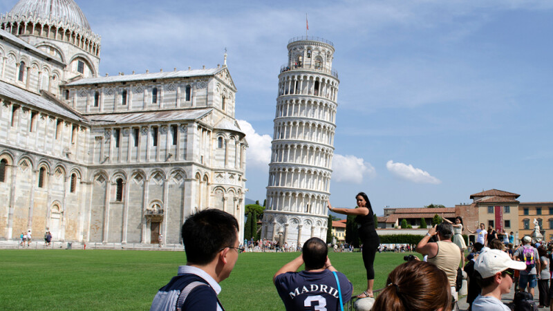 turisti la turnul din Pisa