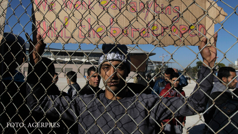 refugiati in spatele unui gard, ameninta cu Greva Foamei
