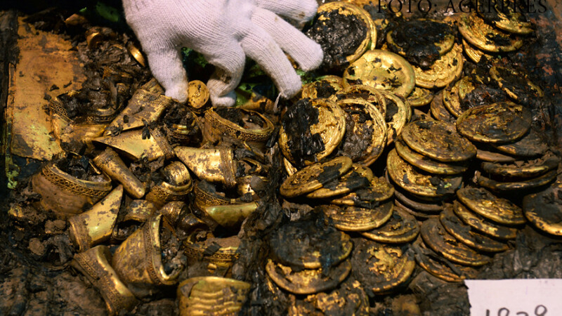 prajituri de aur gasite intr-un mormant din China