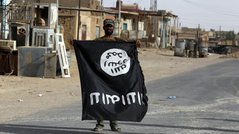 luptator din Irak cu steagul ISIS