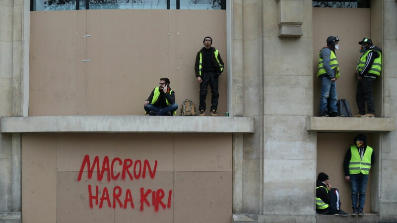 Mesajul ”Vestelor Galbene” pe o clădire din Paris: ”Macron Hara Kiri'”