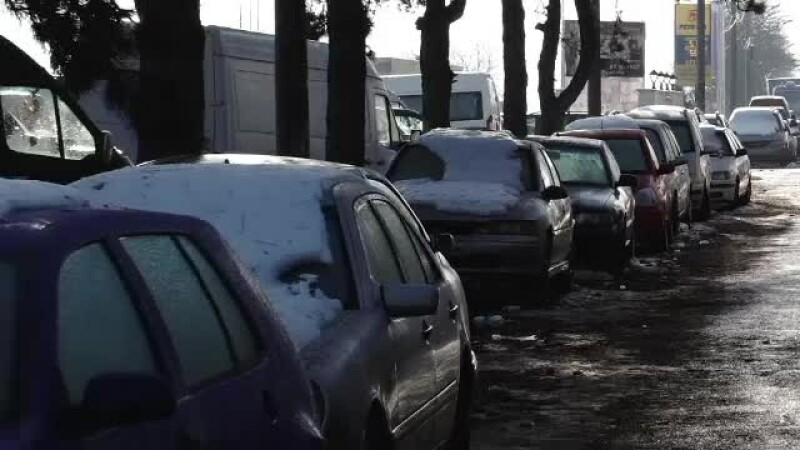 masini abandonate in parcare la Vama Siret