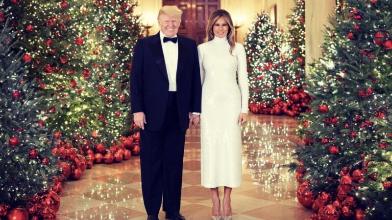 Melania și Donald Trump, în fotografia oficială de Crăciun