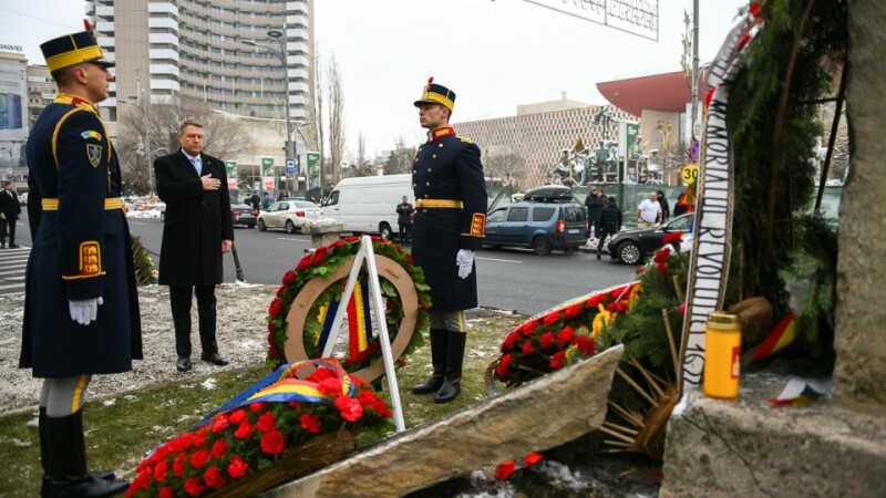 Iohannis - Depunerea unei coroane de flori în memoria victimelor Revoluției din Decembrie 1989