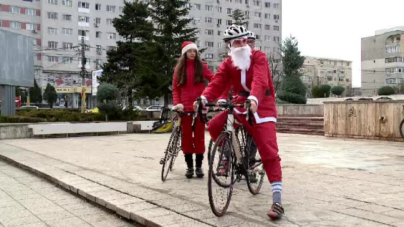 Moş Crăciun pe bicicletă, în Constanţa.