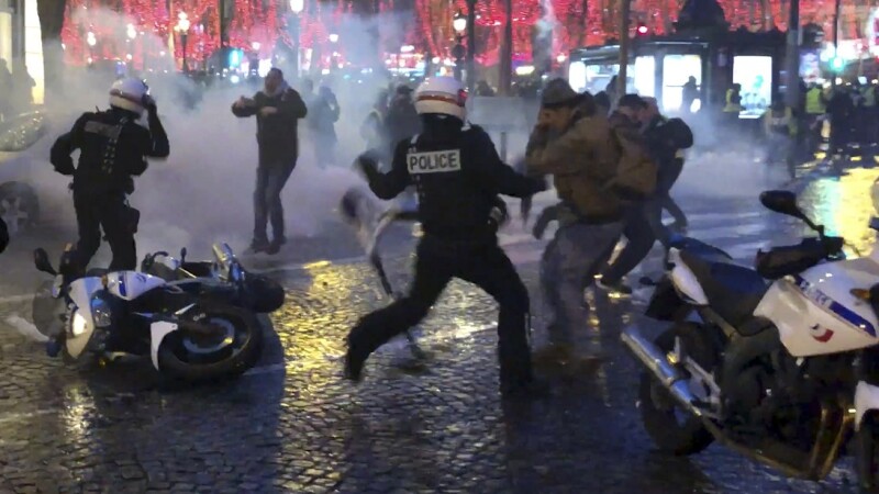 ciocniri intre politie si vestele galbene