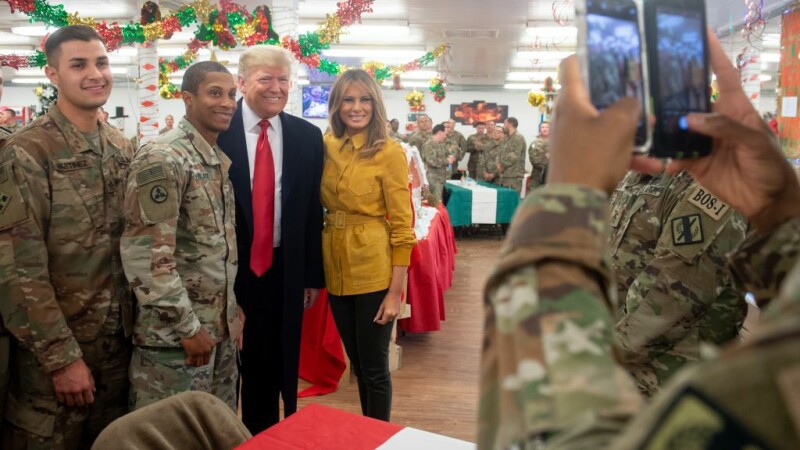 Melania și Donald Trump le-au făcut o vizită militarilor americani din Irak