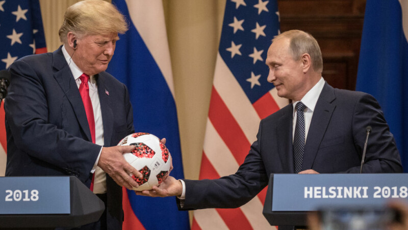 Donald Trump și Vladimir Putin la o conferință de presă comună