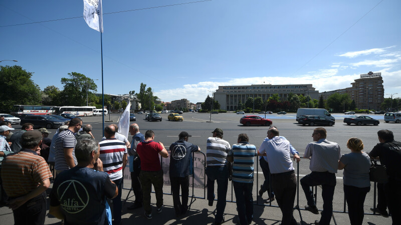 Reprezentanti ai sindicatelor din industria de aparare din cadrul CNS Cartel Alfa si Blocul National Sindical picheteaza sediul Guvernului Romaniei.