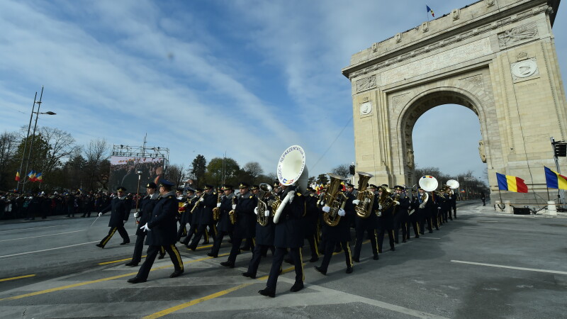 Parada militara organizata cu ocazia zilei de 1 Decembrie