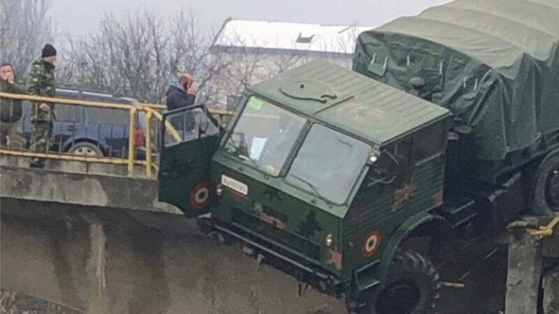 Camion militar, la un pas să cadă de pe un pod în Dej - 2