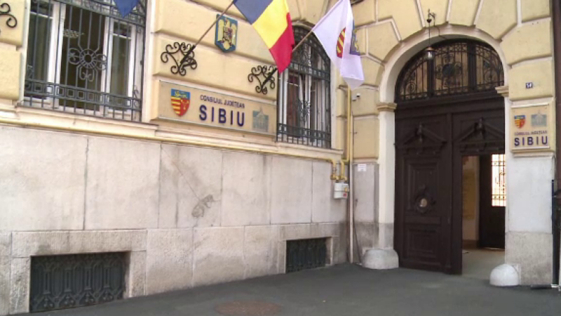 Angajații din CJ Sibiu nu mai au voie să stea dimineața la cafea și țigară în fața instituției