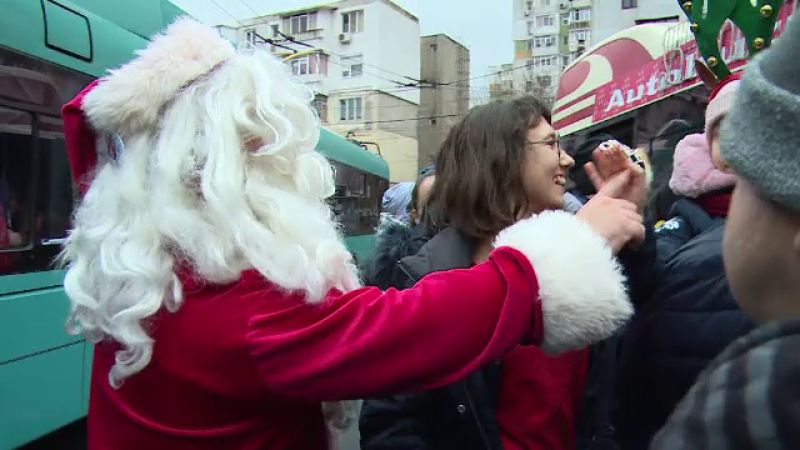 Moș Crăciun circulă cu autobuzul, la Galați. Sute de copii au primit daruri la capăt de linie
