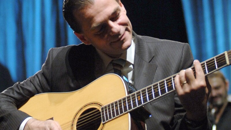 Ludovic Orban cantand la chitara