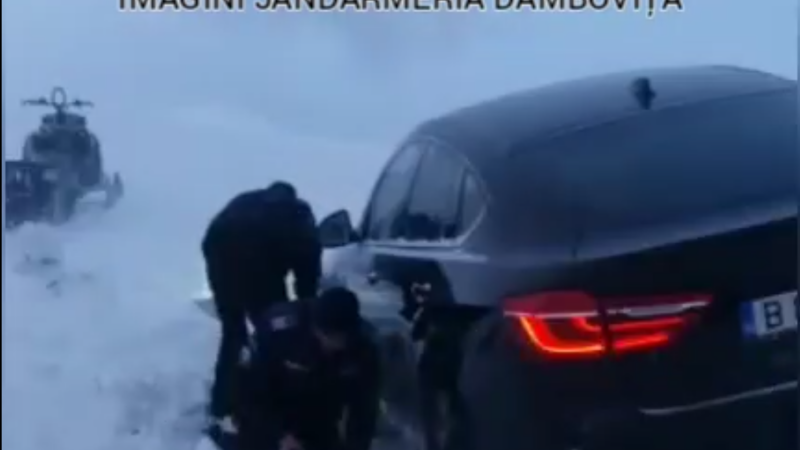 BMW scos cu lopeţile din zăpadă de jandarmi în Dâmboviţa