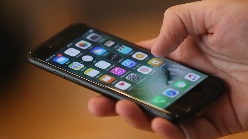 Europenii fac plângeri împotriva Apple pentru că încetineşte performanţele modelelor vechi de iPhone. Ce daune cer