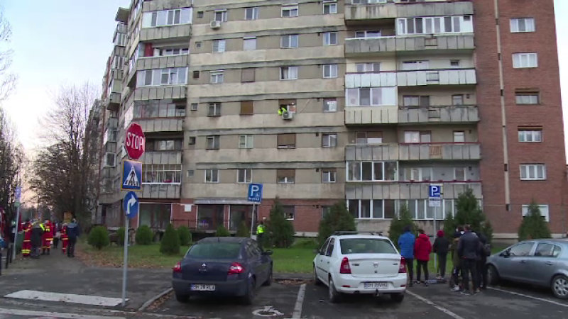O femeie a fost găsită moartă după ce a căzut de la etaj, în Oradea. Oamenii nu înțeleg ce s-a întâmplat