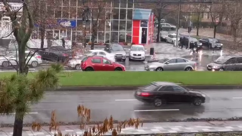 Un șofer a intrat pe contrasens într-una dintre cele mai aglomerate intersecții din Galați. VIDEO