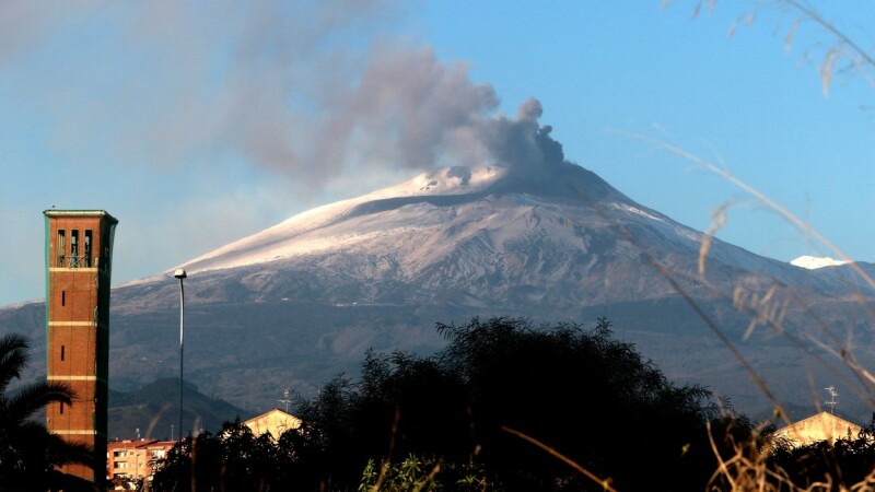 Etna, cel mai mare vulcan al Europei, a erupt din nou