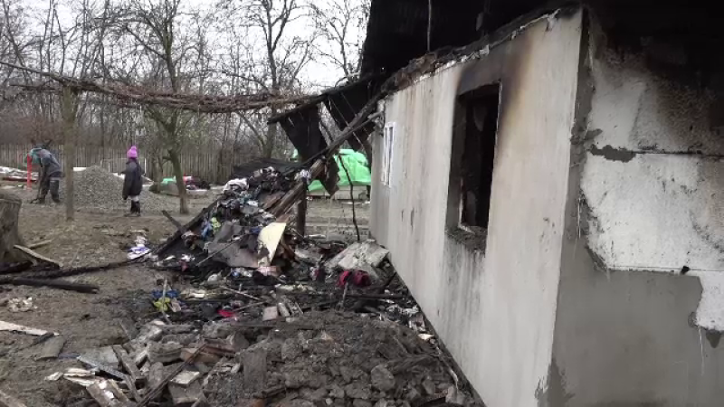 Două familii cu cinci copii din Botoșani au rămas fără casă de sărbători. ”Ce flăcări mari erau!”