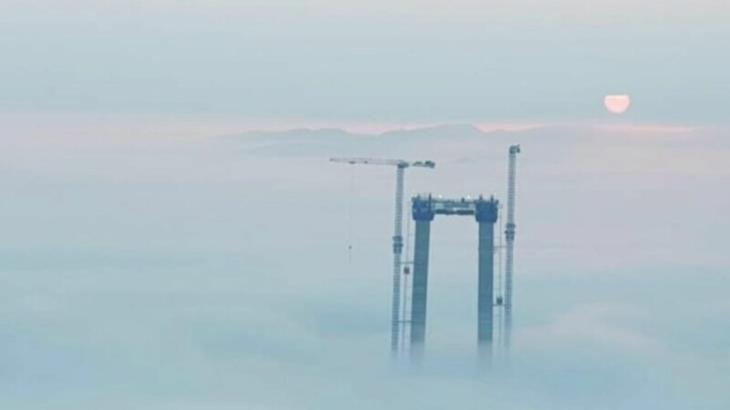 Imagini impresionante pe șantierul podului de la Brăila. Turnurile uriașe se înalță cu doi metri pe zi