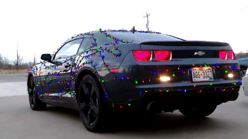 Americanul care și-a decorat mașina cu beculețe colorate. De unde s-a inspirat. VIDEO