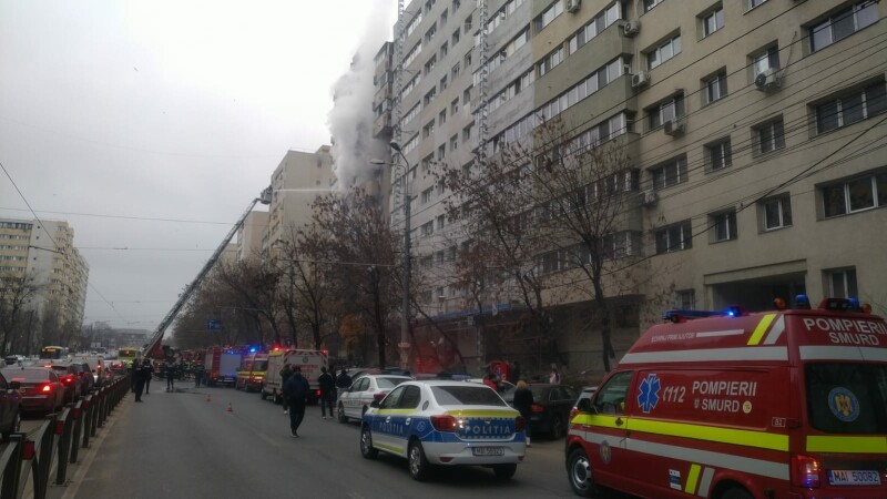 Incendiu într-un bloc de pe Şoseaua Colentina din București. Pompierii intervin la fața locului