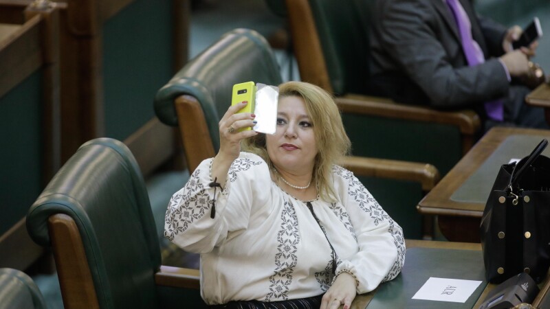 Senatoarea AUR Diana Șoșoacă, fără mască, dar cu ie la reuniunea Parlamentului