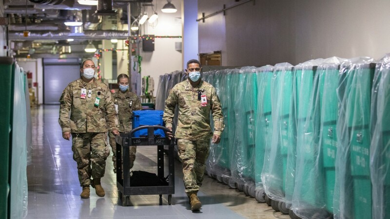 Militari americani transportă vaccinul Pfizer spre o clinică din SUA