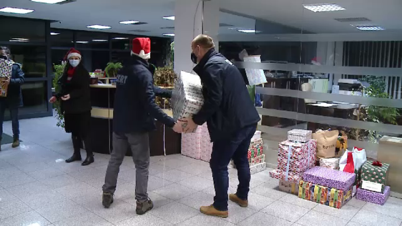 Voluntarii din Cluj care pregătesc cadouri de Crăciun pentru sute de copii din Munții Apuseni