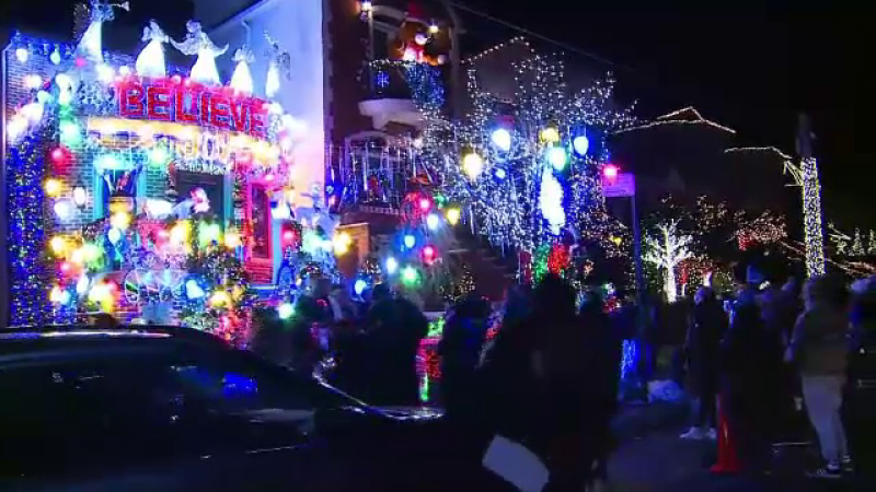 Cartierul din New York în care casele, stâlpii și străzile sunt pline cu decorațiuni de Crăciun. VIDEO