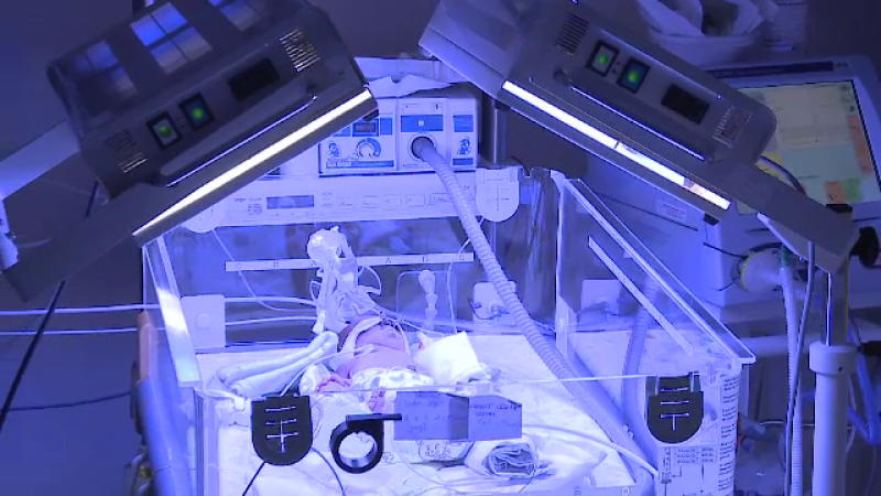 Bebelușul găsit în București va fi scos de pe ventilator. Ce se va întâmpla cu femeia care l-a abandonat