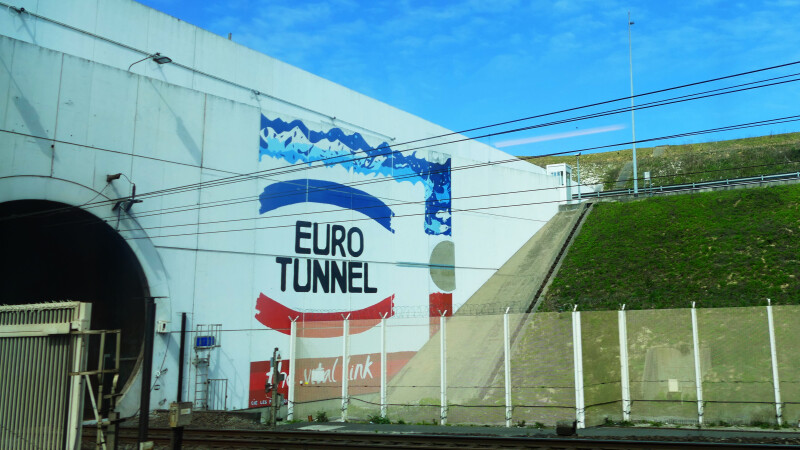 Bărbat arestat după ce a parcurs pe jos tunelul dintre Anglia și Franța. Cum a reușit să rămână în viață