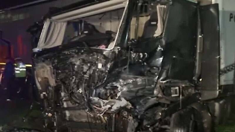 Accident în apropiere de Drobeta Turnu Severin. Un TIR condus de un șofer ucrainean a fost lovit în plin de o locomotivă