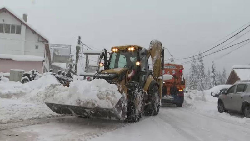 Pe Transalpina ninge încontinuu de 2 zile, iar drumarii abia fac față stratului de zăpadă: ”Nu fac față nici lamele”