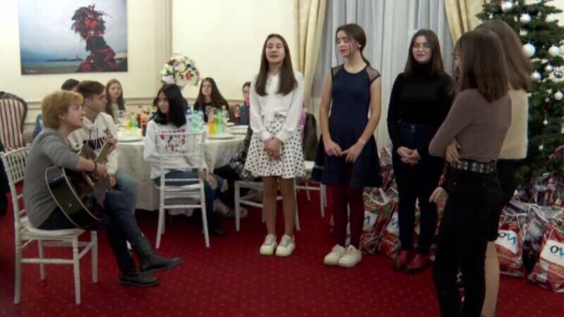 Copiii silitori dintr-un centru de plasament din Iași, scoși la restaurant de Moș Crăciun