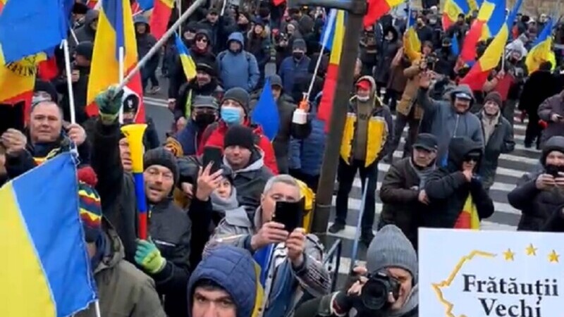 VIDEO. Protest AUR împotriva certificatului COVID. Sute de oameni în fața Palatului Parlamentului