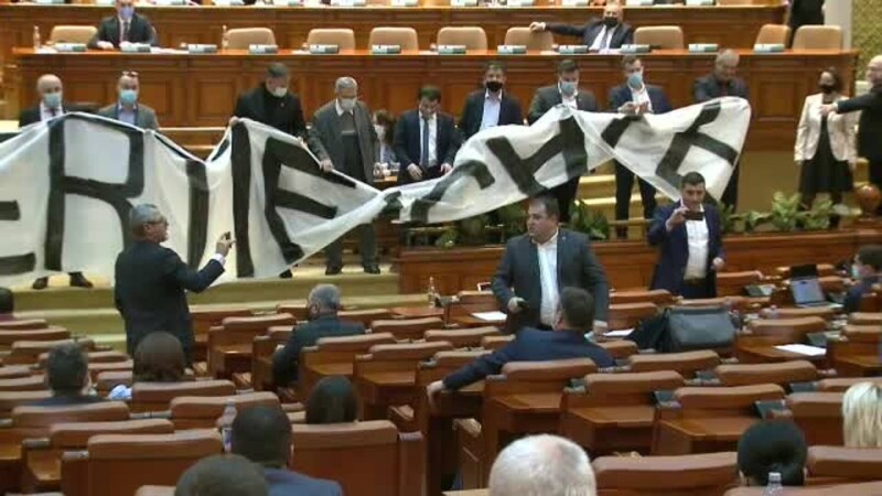 Deputatul PSD cu scandalul de la șaormerie, acuzat de un ales AUR că i-a spart telefonul în Parlament: ”Prostule, hai pleacă”