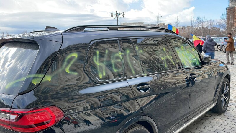 Protestatarii AUR care au luat cu asalt Parlamentul au vandalizat mașinile ambasadelor SUA și Japoniei GALERIE FOTO