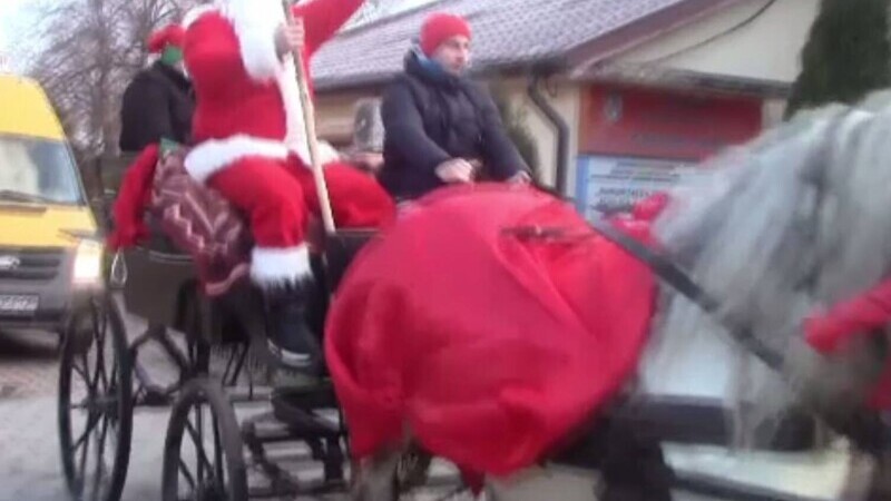 Moș Crăciun a venit cu trăsura, escortat de poliție, la Răcari. Ce misiune avea