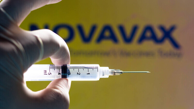 Novavax, cel mai nou vaccin aprobat de UE, este relizat din celule de molie și scoarță de copac. Testat de o româncă