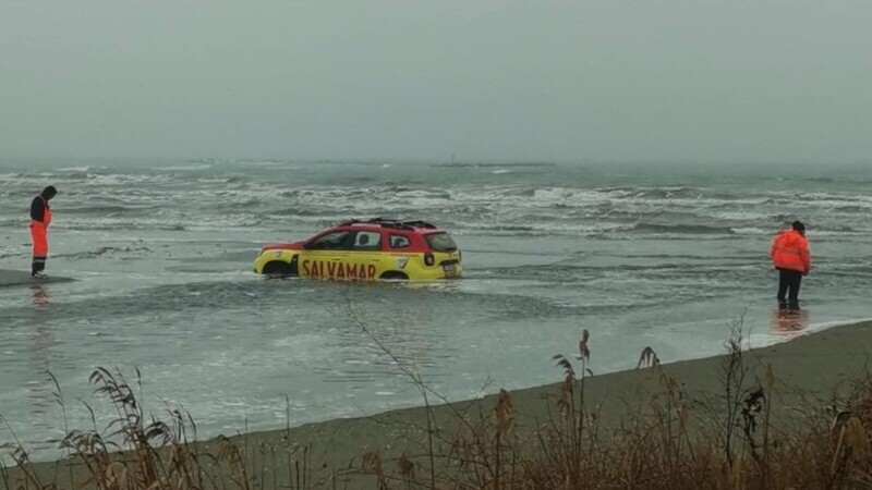 Mașină a Salvamarilor împotmolită în mare, pe plaja din Mamaia