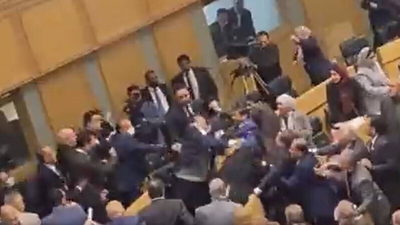 VIDEO. Haos în Parlamentul din Iordania. O dezbatere asupra egalităţii între femei şi bărbaţi a degenerat în bătaie