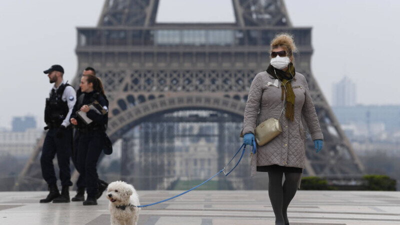 Masca devine din nou obligatorie pe străzile din Paris