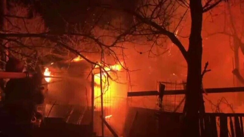 Un incendiu a pus un cartier întreg în pericol, la Tulcea. Pompierii au luptat din greu cu flăcările
