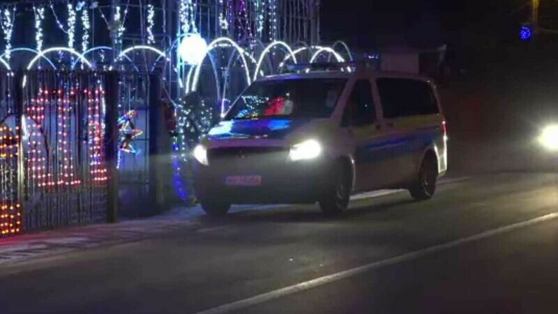 Polițiștii din Alba i-au făcut o surpriză unui elev de 15 ani. Moș Crăciun a venit cu girofar